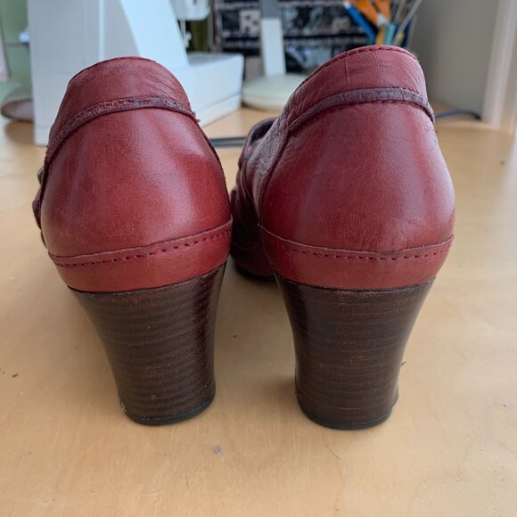Clarks Burgundy Heels with double T-Strap - Picture 2 of 6